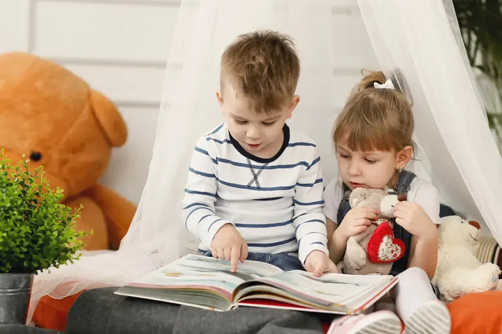 Dzieci z opóźniony rozwój mowy czytają książki.
